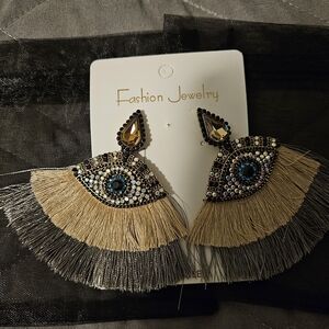 BRAND NEW ** Elegant Eye Design Earrings with Fringe